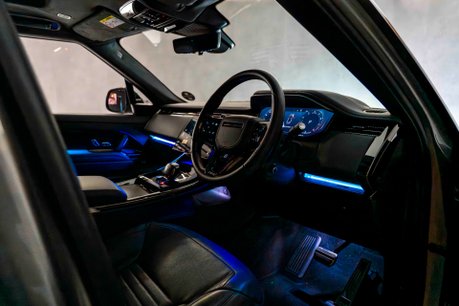 Land Rover Range Rover SV EDITION ONE. FULL SATIN PPF. CARBON CERAMIC BRAKES. SLIDING PANO ROOF. 25