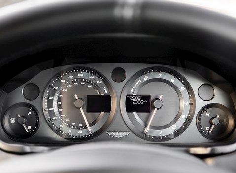 Aston Martin Vanquish S 16