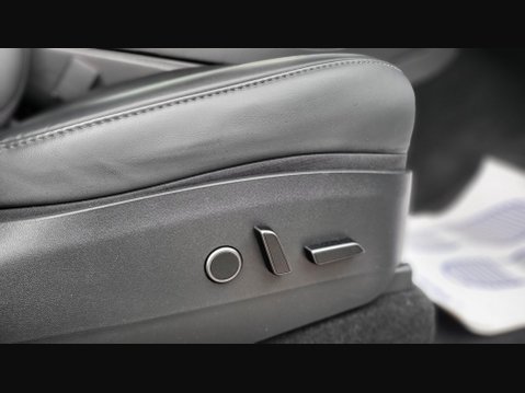 Tesla Model Y LONG RANGE AWD 21