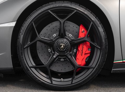 Lamborghini Huracan LP640-4 Performante 10