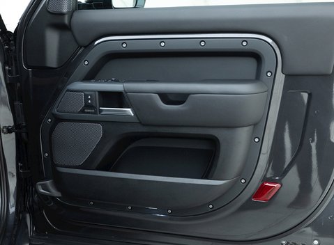 Land Rover Defender 90 X D300 18