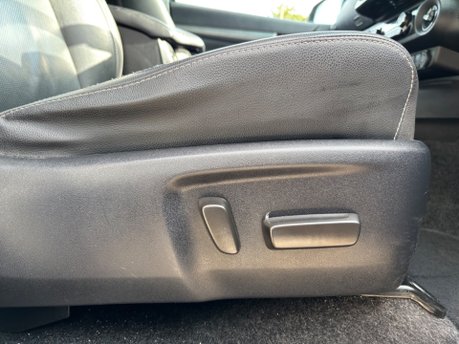 Toyota Hilux 2.8 D-4D Invincible X Pickup Double Cab 4dr Diesel Auto 4WD Euro 6 (204 ps) 24