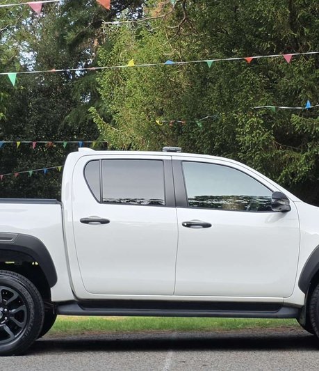 Toyota Hilux 2.8 HI-Luxury Invincible X D-4D 4WD Double Cab Auto 4WD 5dr