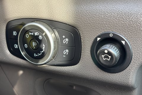 Ford Transit 310 L2 H2 Leader with Air Con / Sat Nav / Heated Seats 35