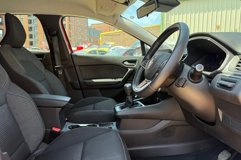 Renault Captur ICONIC TCE.. 3 MAIN DEALER SERVICES.. 1 PREVIOUS KEEPER.. STUNNING EXAMPLE 19