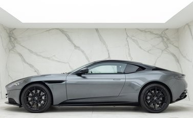Aston Martin DB11 V8 Shadow Edition 2