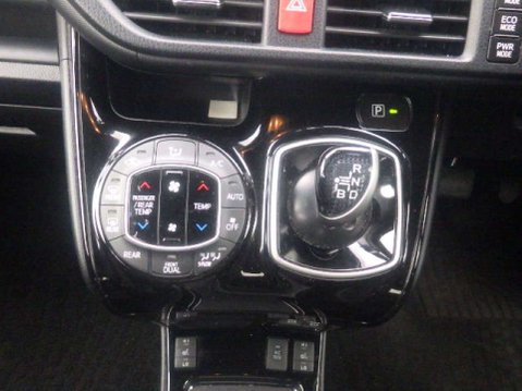 Toyota Voxy Hybrid 10