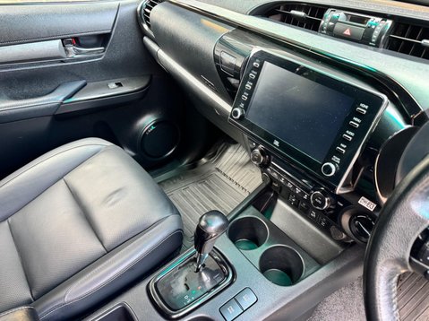 Toyota Hilux INVINCIBLE X 4WD D-4D DCB 18