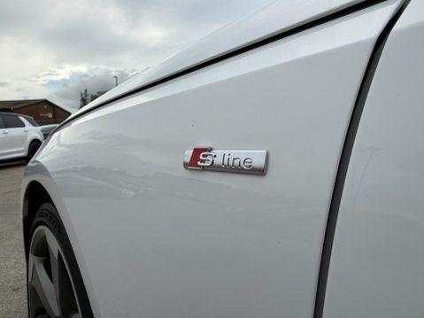 Audi A4 2.0 TDI 40 Black Edition Estate 5dr Diesel S Tronic quattro Euro 6 (s/s) (1 53