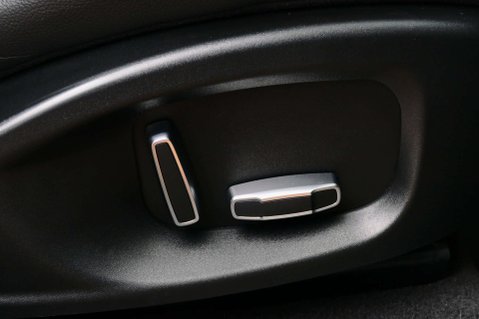 Jaguar F-Pace 2.0 F-Pace Chequered Flag AWD Auto 4WD 5dr 23