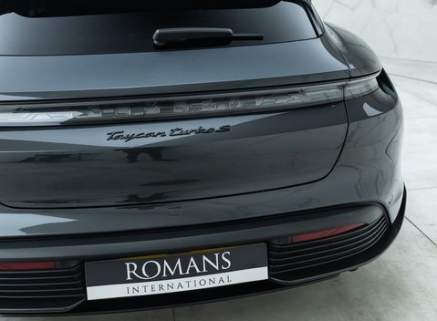 Porsche Taycan Turbo S Sport Turismo 32