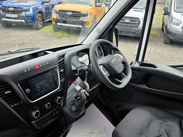 Iveco Daily 35C Hi-Matic Business Curtain / Box with column Tail-lift 20