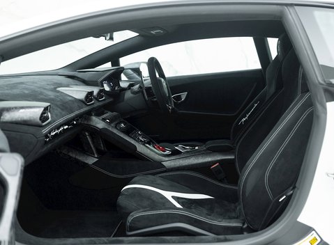 Lamborghini Huracan LP640-4 Performante 12