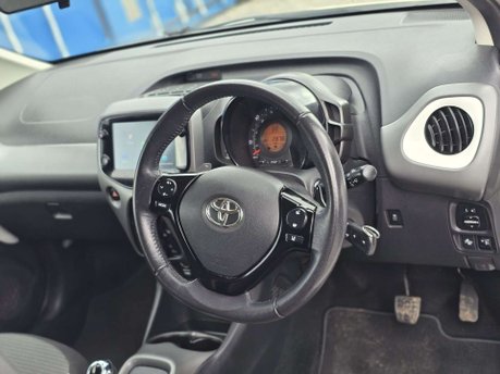 Toyota Aygo 1.0 VVT-i x-play Hatchback 5dr Petrol x-shift Euro 6 (Safety Sense) (71 ps) 51