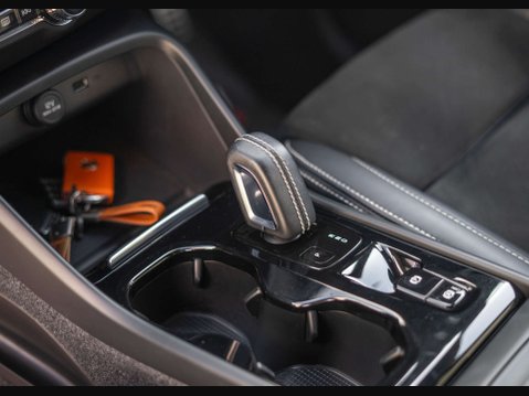 Volvo XC40 2.0 XC40 R-Design B4 MHEV AWD Auto 4WD 5dr 33
