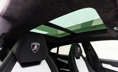 Lamborghini Urus 12