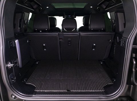 Land Rover Defender 110 V8 Bond Edition 32