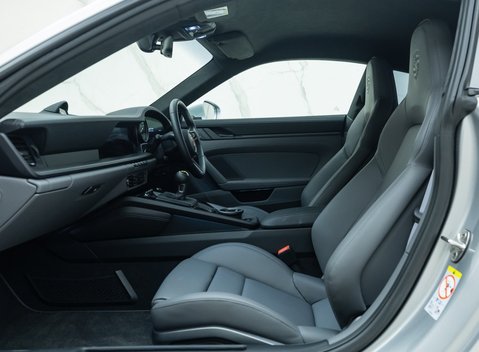 Porsche 911 GT3 TOURING (992) 18