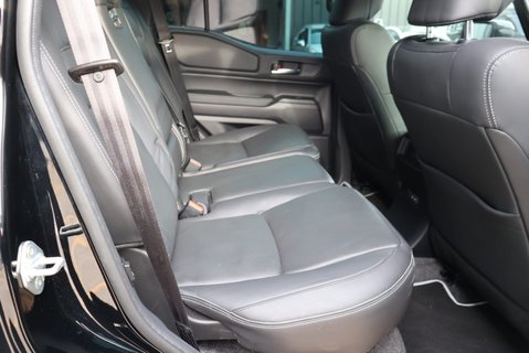 Toyota Land Cruiser 2026 COMMERCIAL 2 inch  lift 22  wheels roof light Seeker styled Rear seats 18