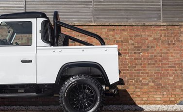 Land Rover Defender 90 Bowler Edition 29