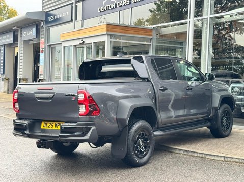 Toyota Hilux GR SPORT 4WD D-4D DCB 9