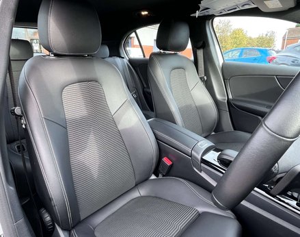 Mercedes-Benz A Class 1.3 A 200 Sport Exeutive Auto 5dr 68