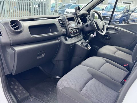Renault Trafic 2.0 dCi ENERGY 28 Business+ Panel Van 5dr Diesel Manual SWB Standard Roof E 17