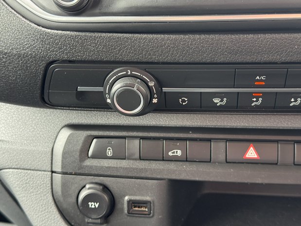 Vauxhall Vivaro SWB L1H1 [SOLD CM] Low Roof 3100 Air Con Sensors EURO 6 NO V 31