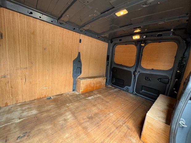 Renault Trafic SWB L1H1 [SOLD MM] Low Roof Business Plus SL28 Air Con Sensors EURO 6 15