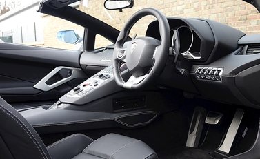 Lamborghini Aventador LP 700-4 Roadster 12
