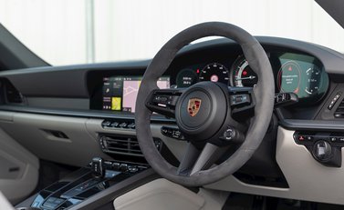 Porsche 911 (992) Carrera 4S 11