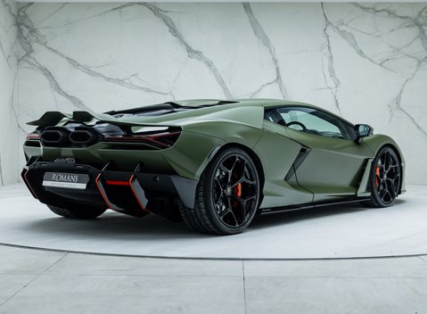 Lamborghini Revuelto 6