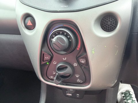 Toyota Aygo 1.0 VVT-I X-PLAY 17