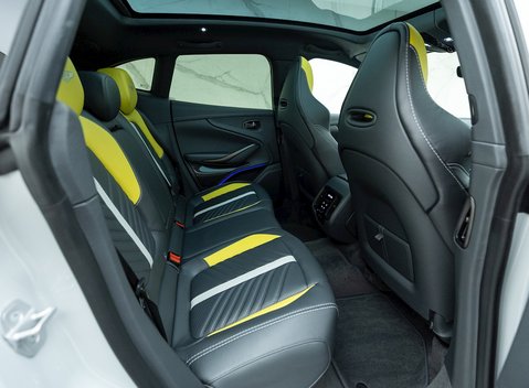 Aston Martin DBX 707 14