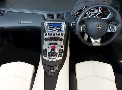 Lamborghini Aventador LP 700-4 Roadster 18