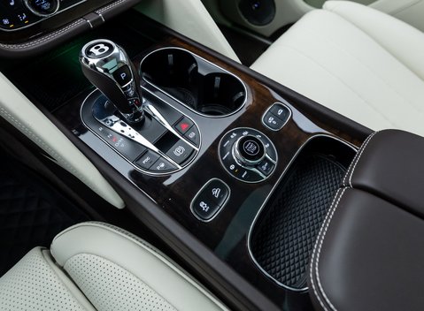 Bentley Bentayga V8 First Edition LHD 32