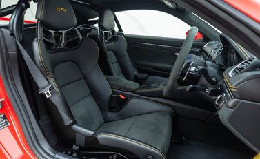 Porsche Cayman GT4 (718) 14