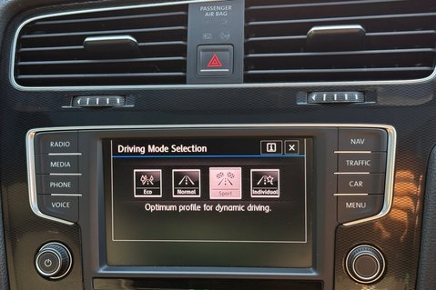 Volkswagen Golf GTD - PANORAMIC ROOF - ACC - SPORT AND SOUND PACK - CARPLAY 38
