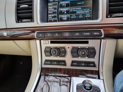 Jaguar XF D PORTFOLIO 44