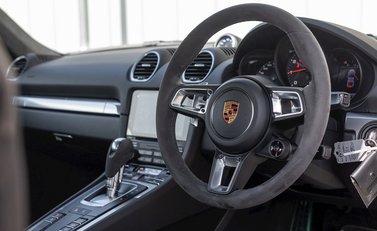Porsche 718 Cayman GTS 11