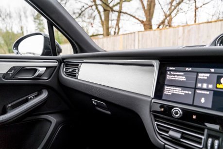 Porsche Macan S PDK. PANO ROOF. BOSE SOUND SYSTEM. HEATED FRONT SEATS. REVERSING CAMERA. 30