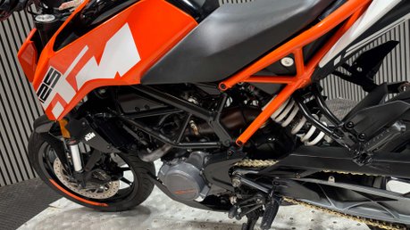 KTM Duke 2017 17K NEW MOT 125CC 15BHP NAKED BIKE 25