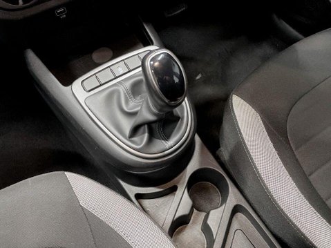 Hyundai i10 1.0 SE Connect Hatchback 5dr Petrol Auto Euro 6 (s/s) (67 ps) Air Con - All 17