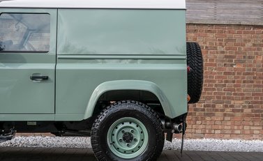 Land Rover Defender 90 Heritage Hard Top 24