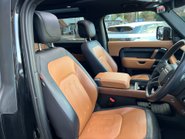 Land Rover Defender X MHEV 32