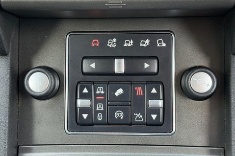 Land Rover Discovery SDV6 SE TECH - 11 SERVICES RECORDED INC CAMBELT CHANGE 38