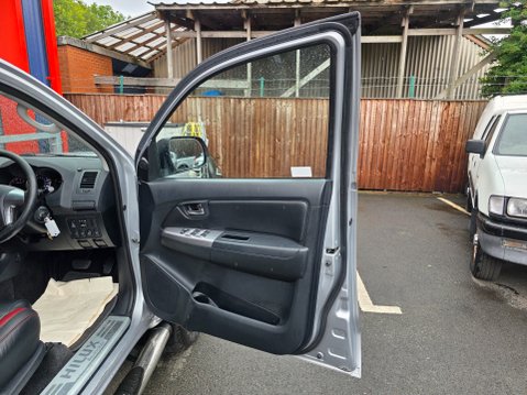 Toyota Hilux INVINCIBLE X 4X4 D-4D DCB AUTO 20