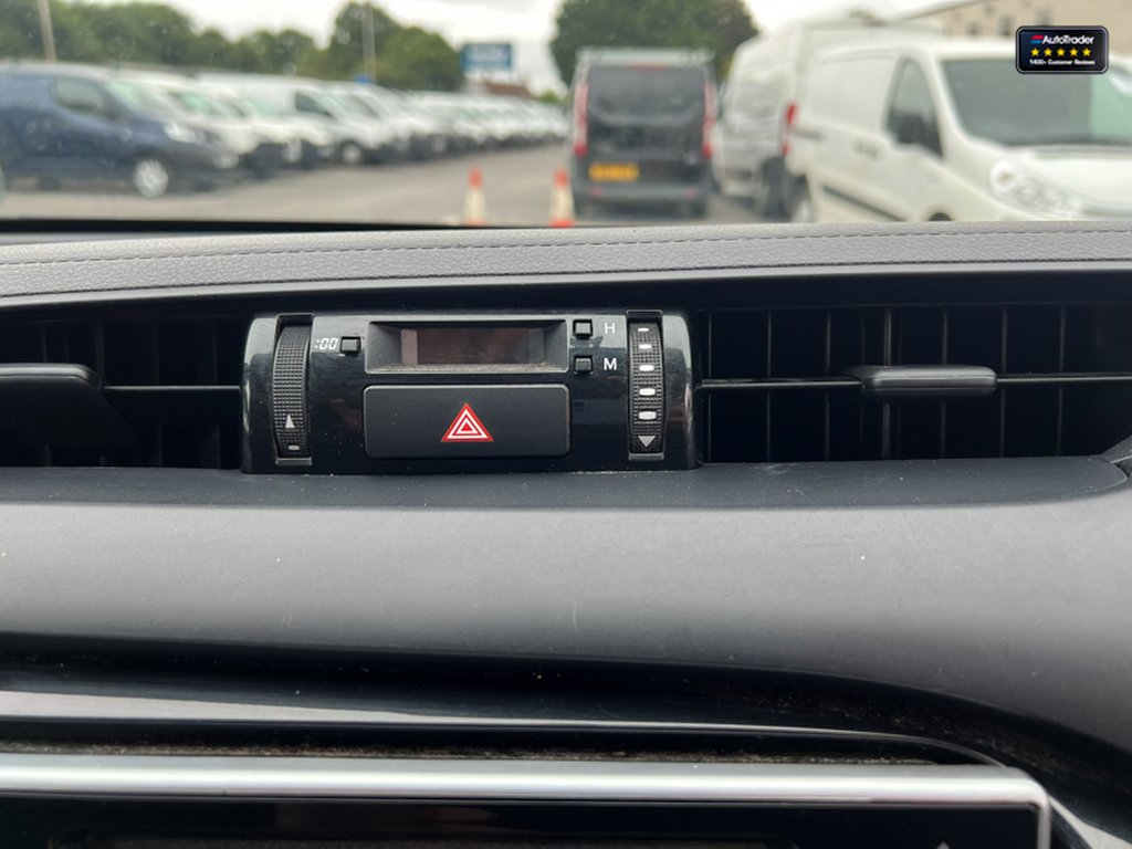 2017 Toyota HiluxCrew Cab 4X4 Active 4WD Air Con Rear Camera EURO 6 NO VAT — thumbnail 33 of 50