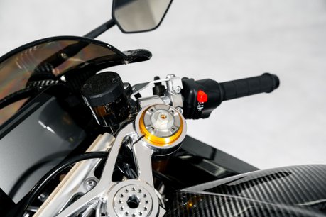 Norton V4 SV. CARBON FIBRE BODYWORK. ÖHLINS SUSPENSION. CARBON BST WHEELS. 23