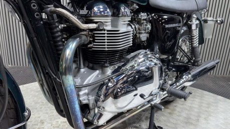 Triumph Bonneville 2004 ONLY 10K STUNNING MODERN CLASSIC NEW MOT 790CC 33